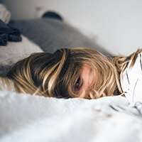 depressione donna sul letto